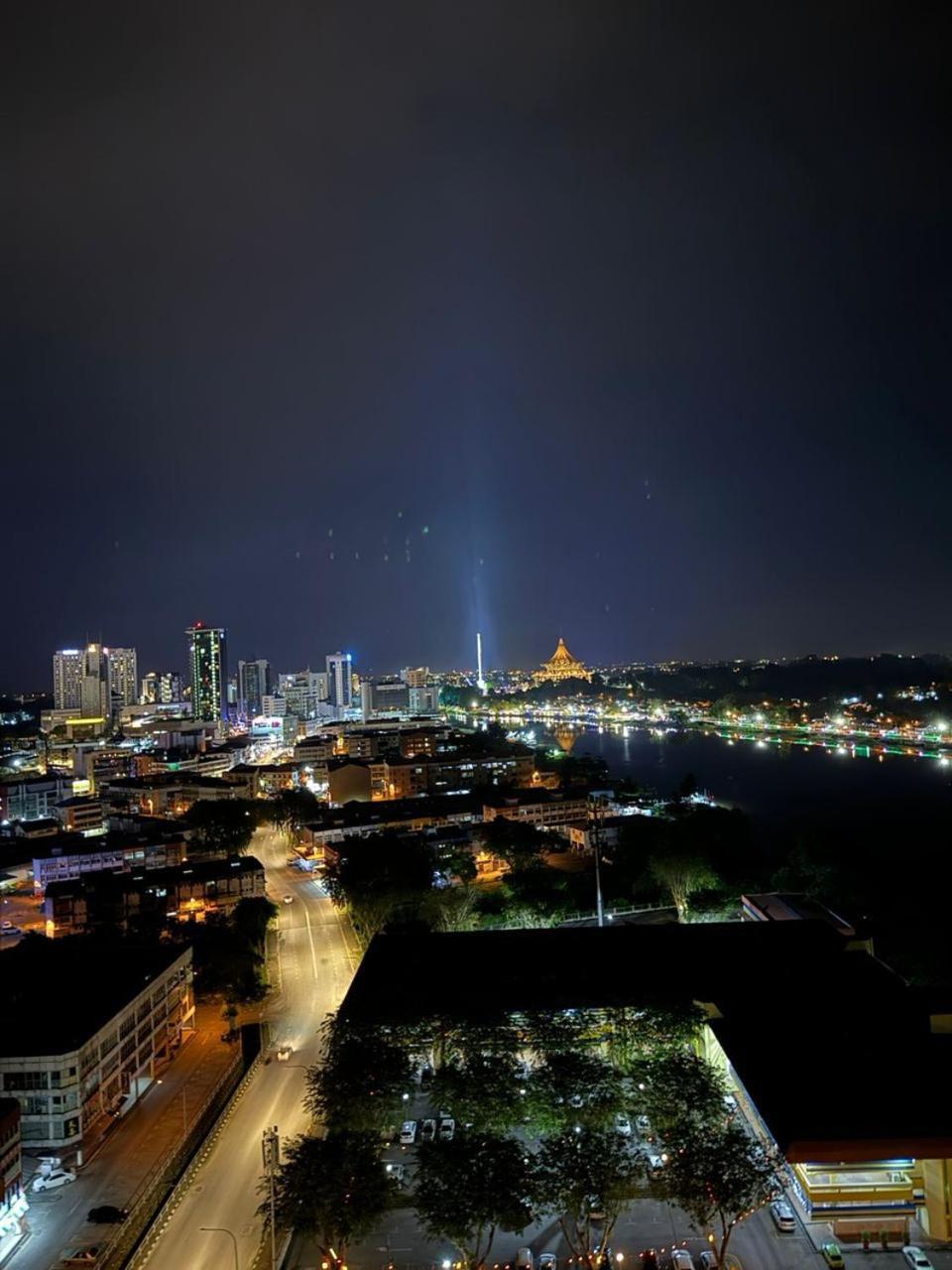 Riverine Kuching Luxury 4Pax With Balcony Facing Waterfront View Exteriör bild