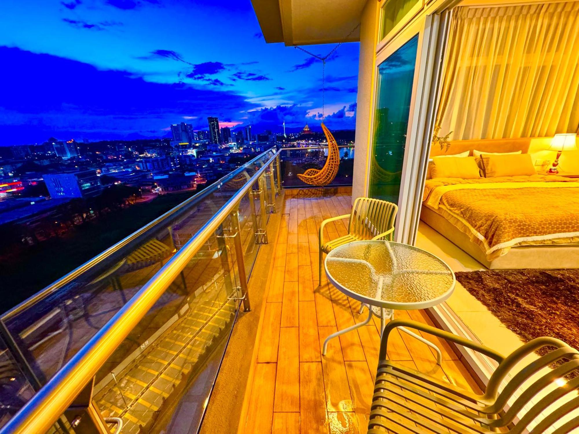 Riverine Kuching Luxury 4Pax With Balcony Facing Waterfront View Exteriör bild