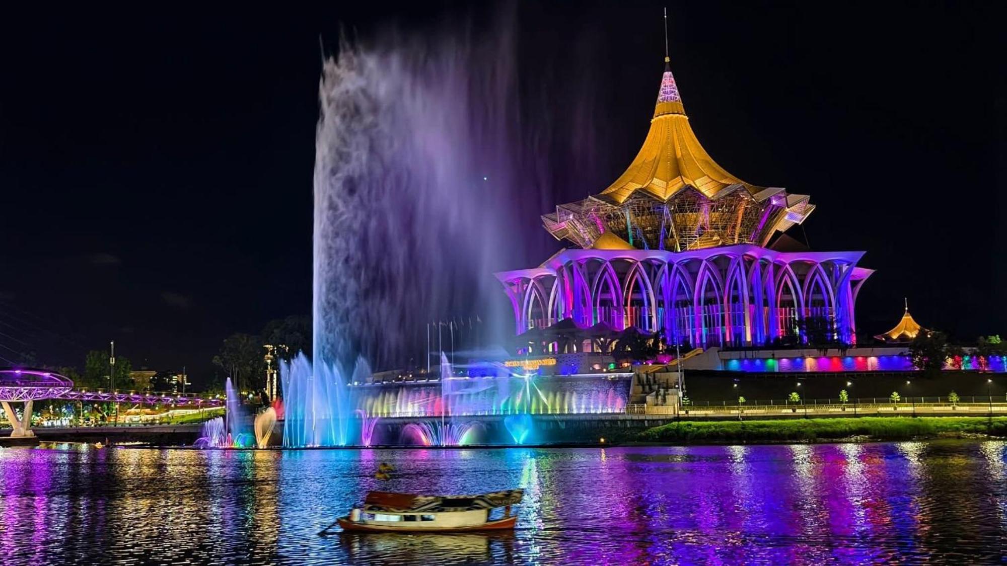Riverine Kuching Luxury 4Pax With Balcony Facing Waterfront View Exteriör bild